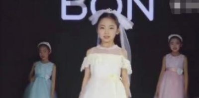 范冰冰堂妹受邀参加时装周 身穿白色纱裙灵气十足