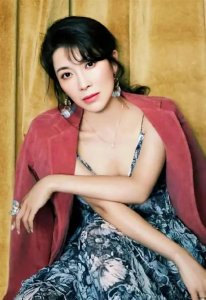 张棪琰成熟与性感并存 风情万种 光彩照人