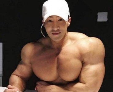 他被誉亚洲“施瓦辛格”,曾100余斤被女友嫌弃,现身边美女如云