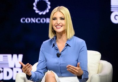 伊万卡穿蓝色衬衣搭配金发真是绝了,穿金黄色,尽显迷人身材